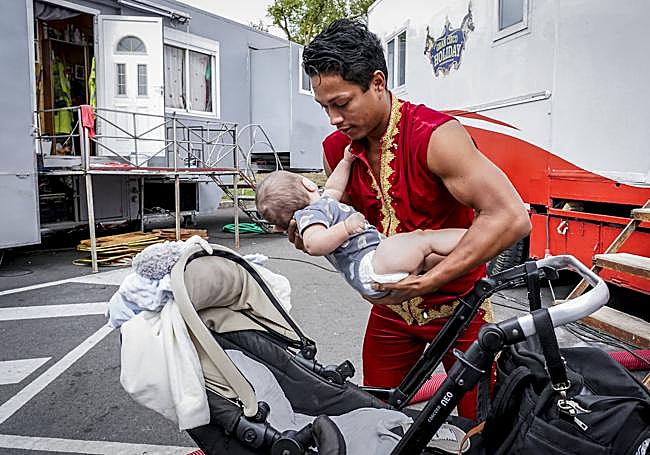 Bryan Vulcan compagina su vida circense con la crianza de su hijo.