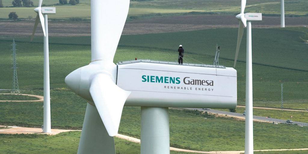 Imagen de un operario encima de un generador de Siemens Gamesa en un parque eólico.