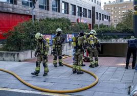 Despliegue de los bomberos en el incendio intencionado por parte de estos jóvenes en Salburua.