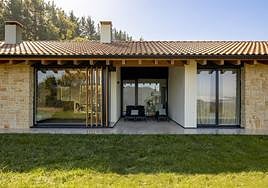 El impresionante chalet de una familia numerosa en Urdaibai entre clásico y moderno