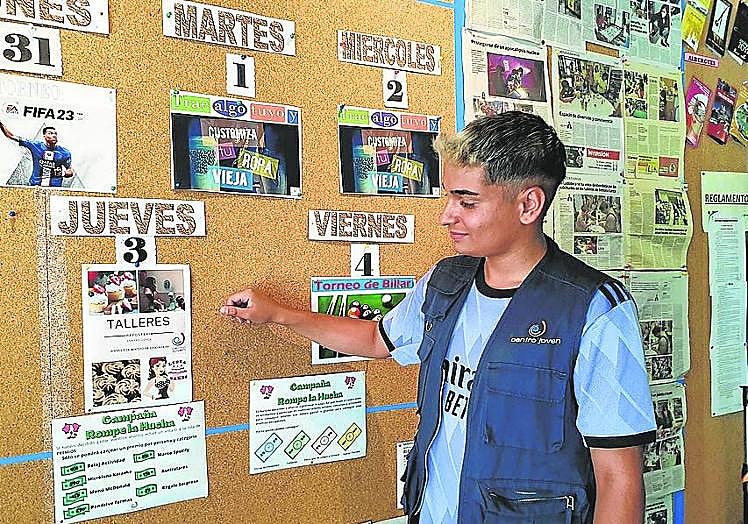 Imagen principal - Experiencia. Bobi fue durante mucho tiempo usuario y ahora es monitor en el Centro Joven. | Videojuegos. Siempre es una opción que eligen en algún momento de su esrtancia en el centro. | Por la mañana. En verano es cuando está abierto, de lunes a viernes. Cuando comienza el curso escolar todo cambia.