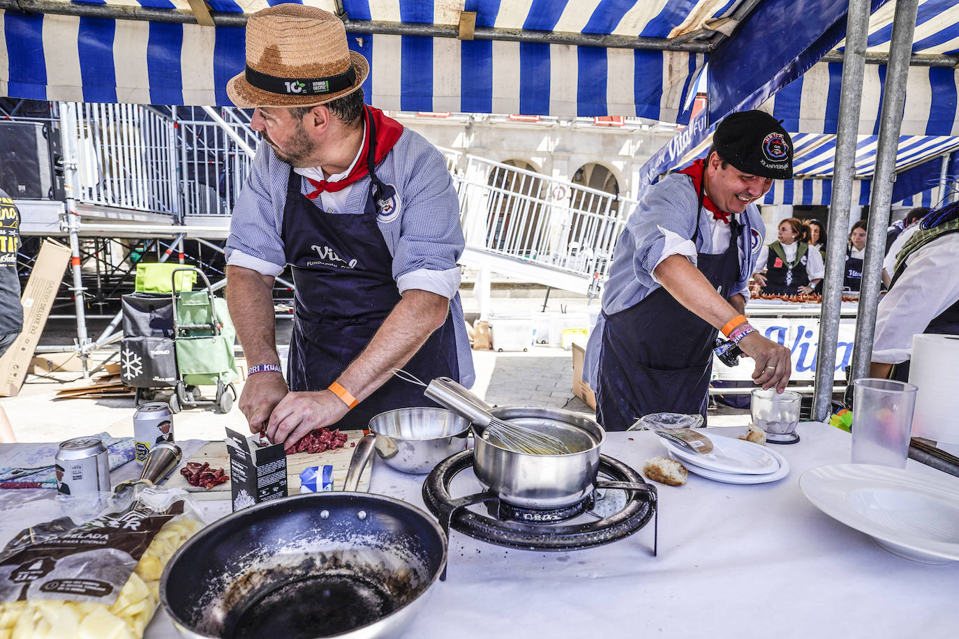 Las imágenes del Concurso Gastronómico de cuadrillas de blusas y neskas