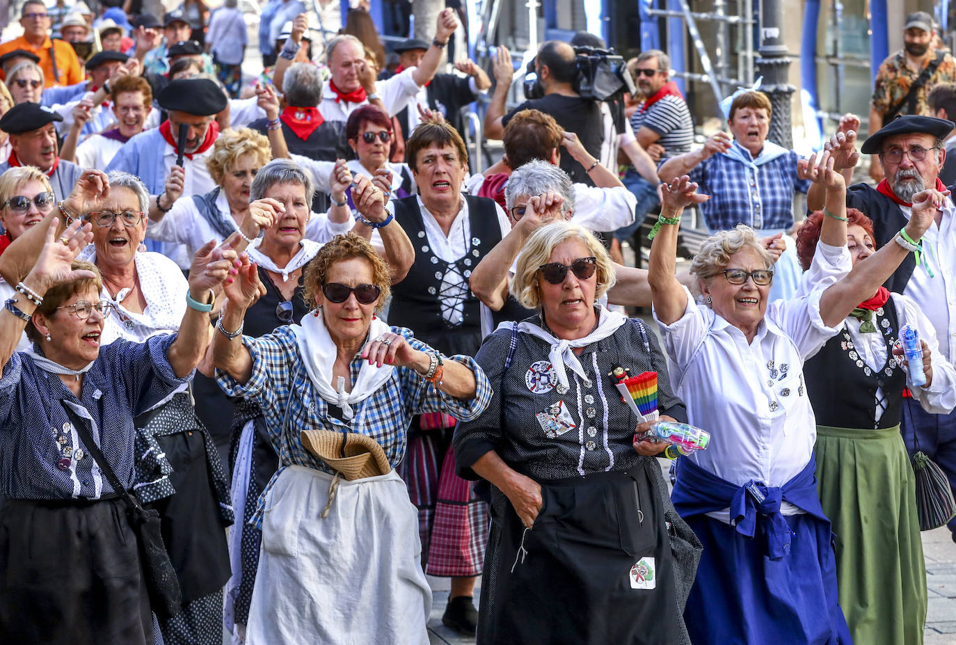 Los blusas y neskas veteranos toman el testigo festivo
