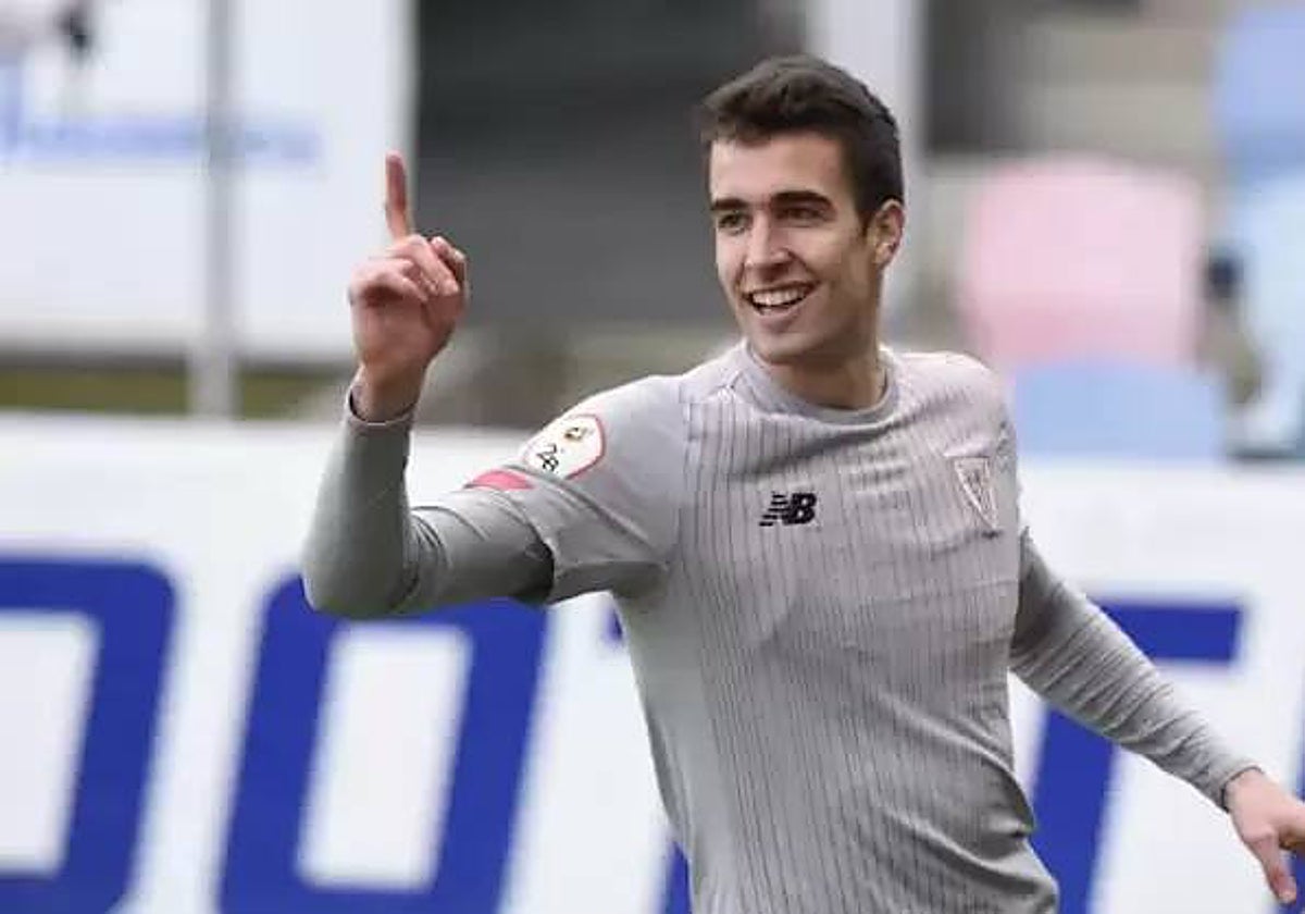 Ewan Urain celebra un gol con el Bilbao Athletic.