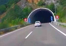 El conductor conduce por mitad de la vía, en un fragmento del vídeo que se ha viralizado.