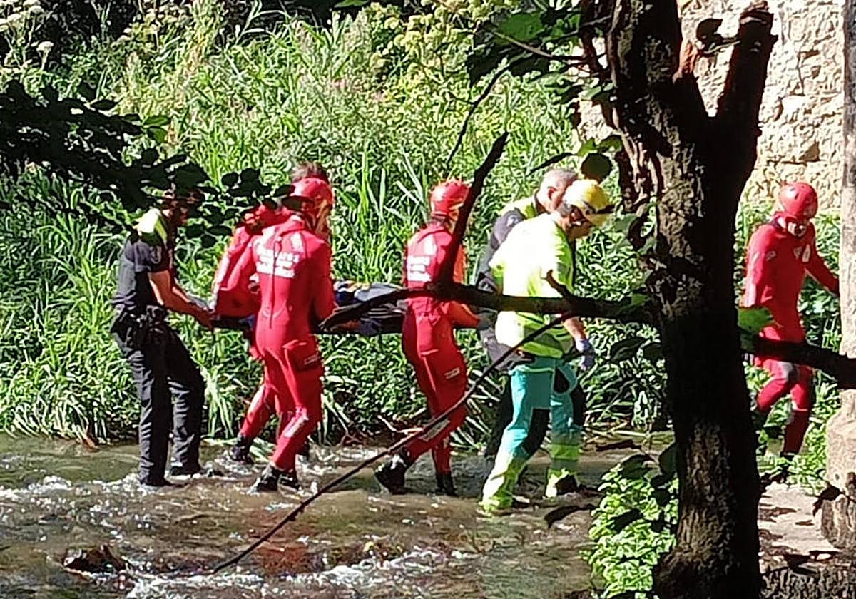 Los servicios de emergencia, en pleno rescate en el río Zadorra.