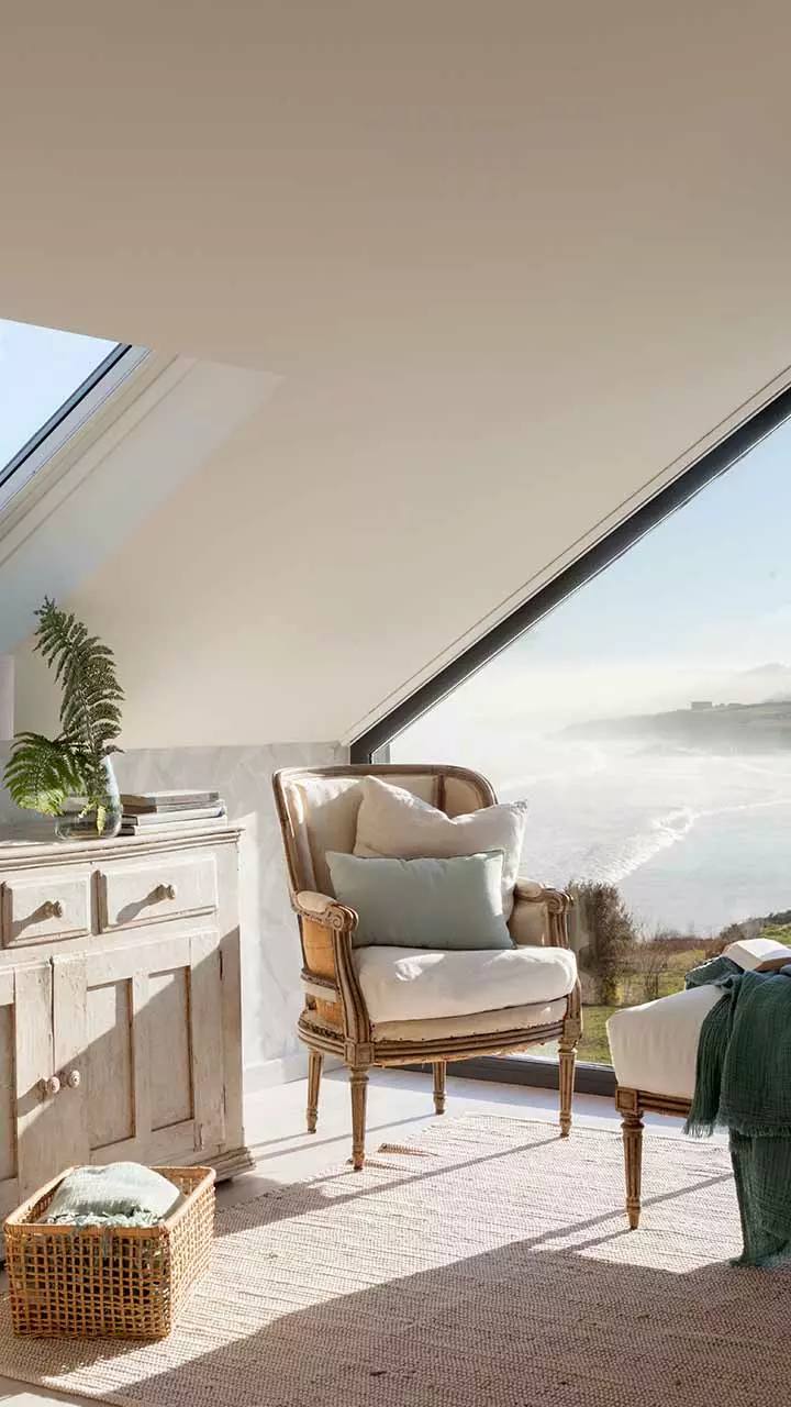 Zona de estar de la habitación principal, con vistas a la playa de Oyambre.