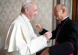 Francisco, durante una audiencia privada al prelado del Opus Dei, Fernando Ocáriz.