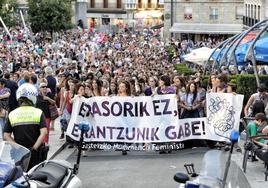 Manifestación en unas fiestas de Vitoria por una agresión sexual a una mujer.