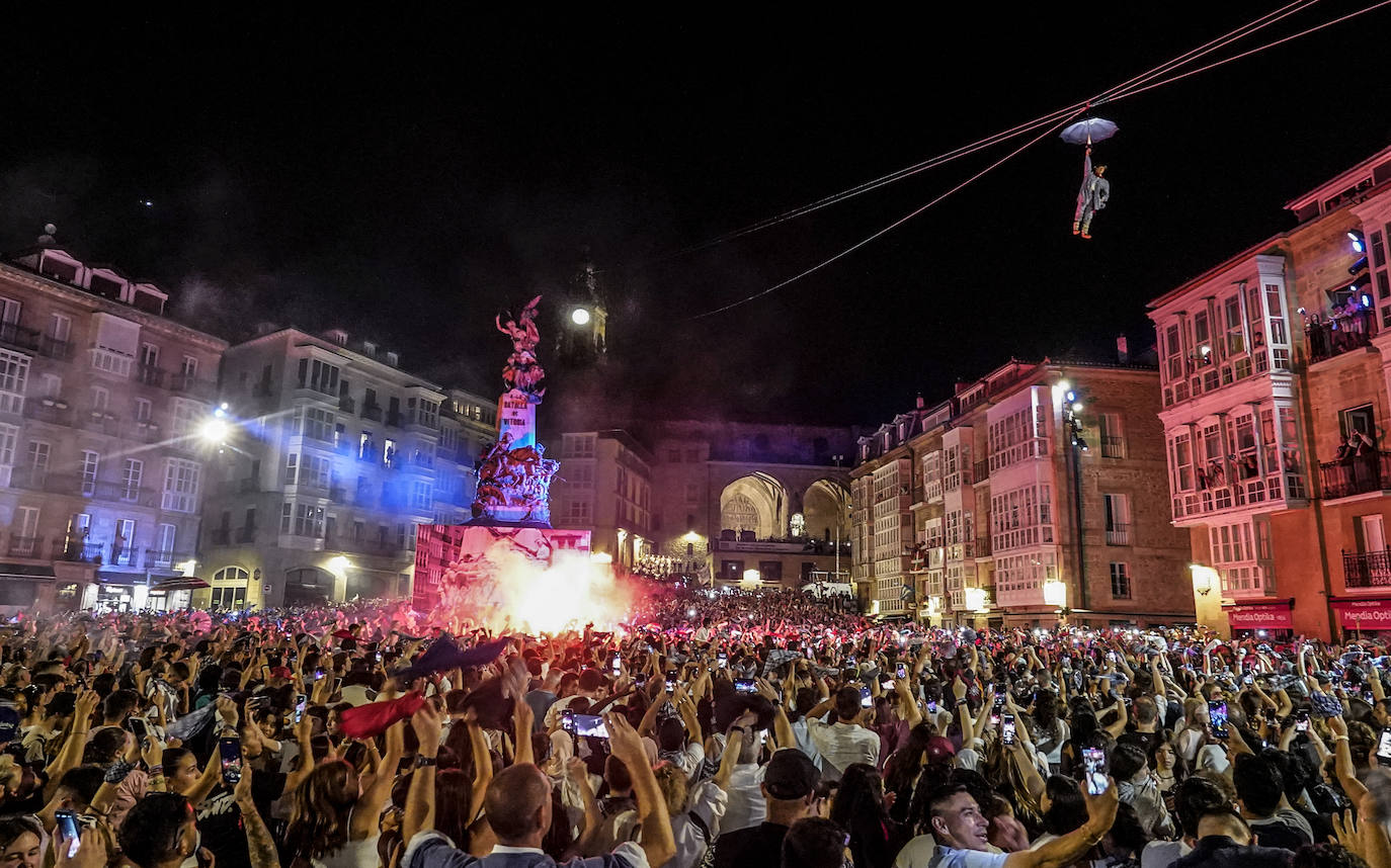 Una multitud despide a Celedón en su regreso a la torre de San Miguel