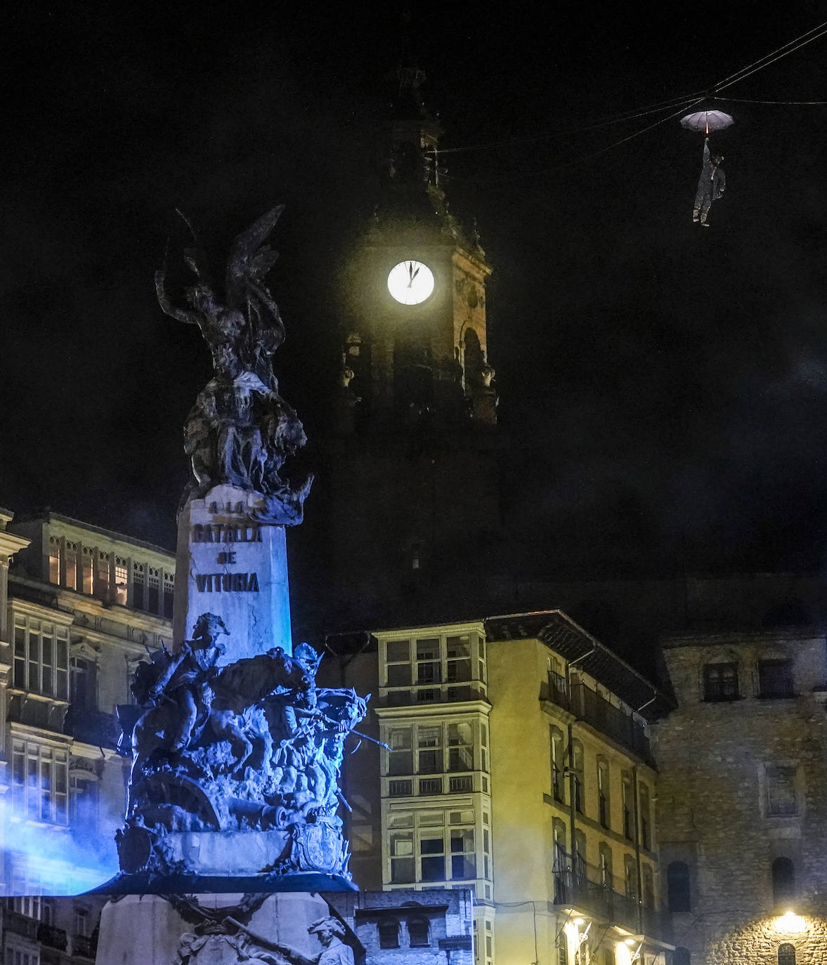 Una multitud despide a Celedón en su regreso a la torre de San Miguel