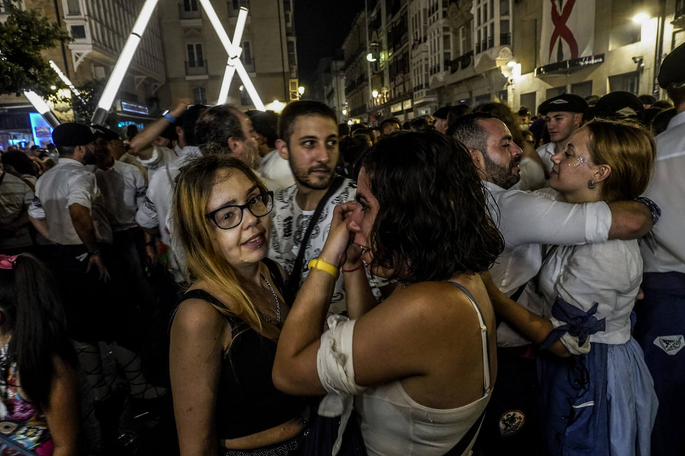Una multitud despide a Celedón en su regreso a la torre de San Miguel