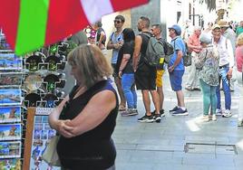 Un grupo de turistas en una calle del Casco Viejo de Bilbao.