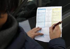 Firma de un parte amistoso de seguros de coche.