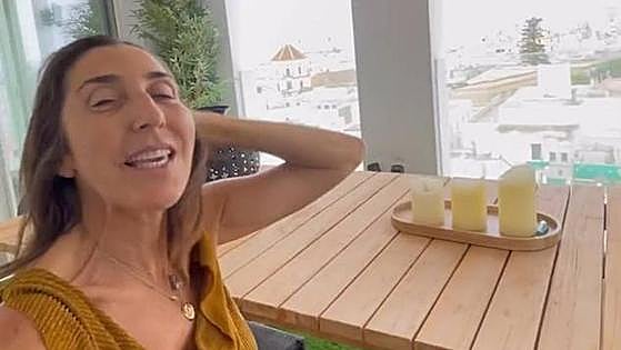 Así es la impresionante casa de Paz Padilla en Cádiz con vistas al mar y sofá kilométrico