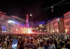 Una multitud despidió anoche a Celedón en la plaza de la Virgen Blanca.