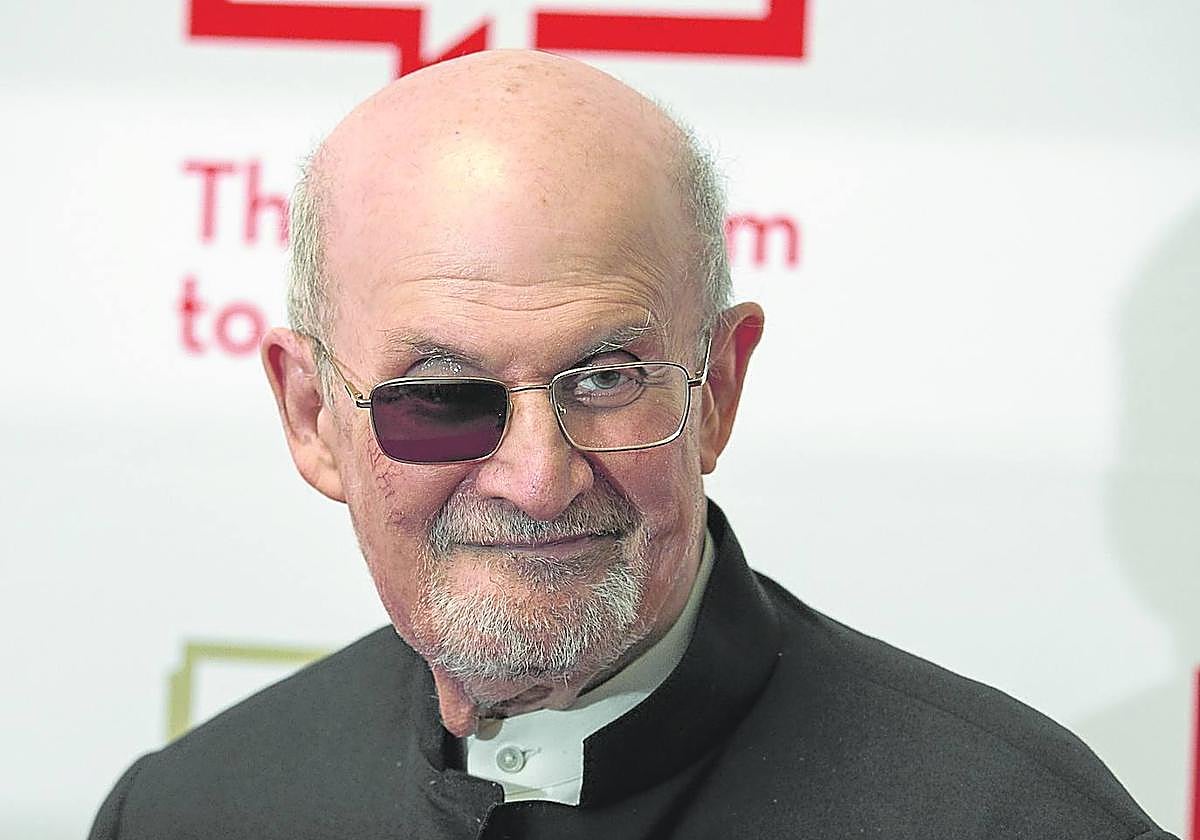 Rushdie, en la gala literaria en la que reapareció el 18 de mayo.