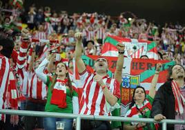 Afición del Athletic animando con ilusión a su equipo