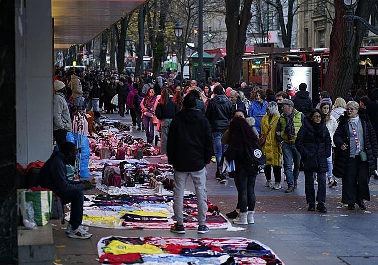 Venta ambulante en la Gran Vía de Bilbao.