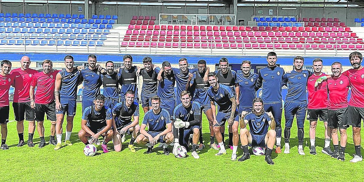 La plantilla del Amorebieta posa sobre el césped de Urritxe antes de un entrenamiento.