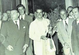 Jesús Loroño recibido por las autoridades en el Ayuntamiento de Bilbao, en julio de 1953.