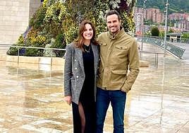 Jessica Bueno y Pablo Marqués posando frente al Puppy