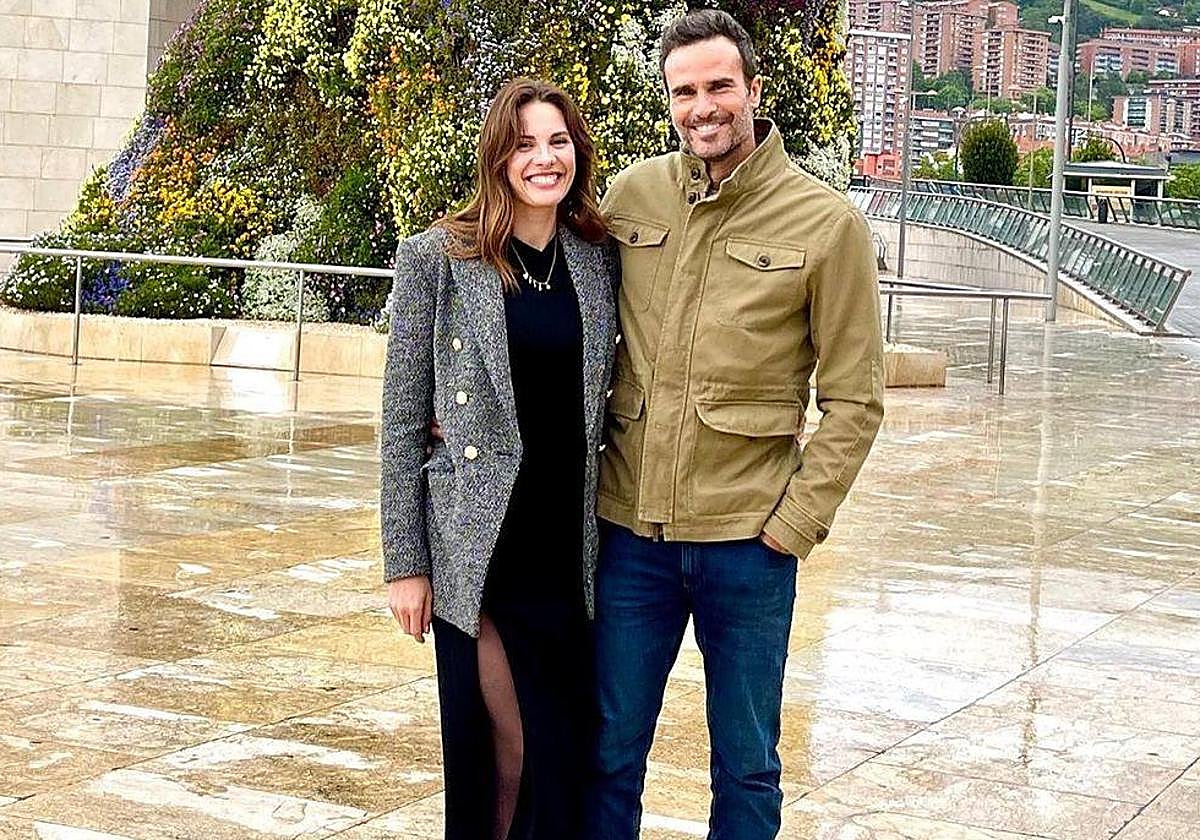 Jessica Bueno y Pablo Marqués posando frente al Puppy