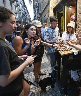 Imagen secundaria 2 - Colas de una hora en San Sebastián para comer pintxos