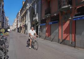 Las calles de la ciudad están prácticamente desiertas.