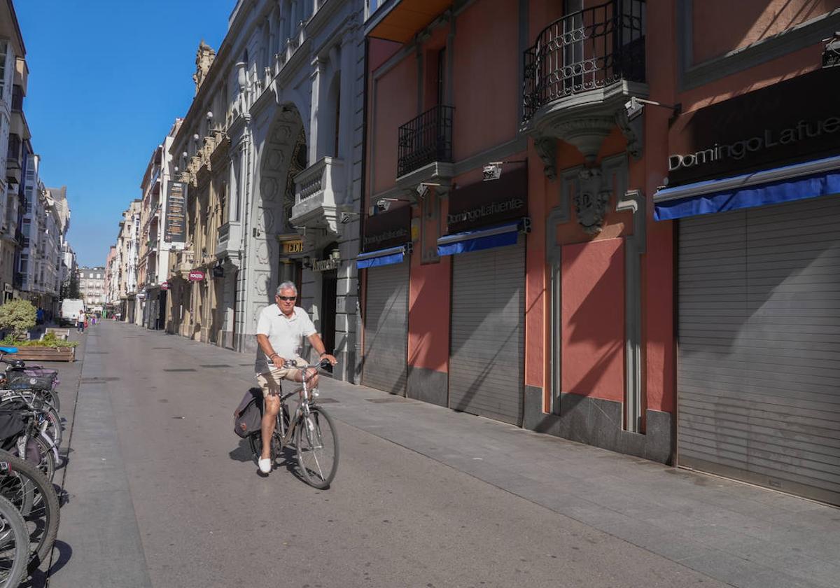 Las calles de la ciudad están prácticamente desiertas.