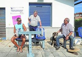 En Barrika, vecinos como Alberto, Toño y Tomás se han adaptado al cierre temporal del consultorio, aunque reconocen que «es un engorro para la gente mayor».