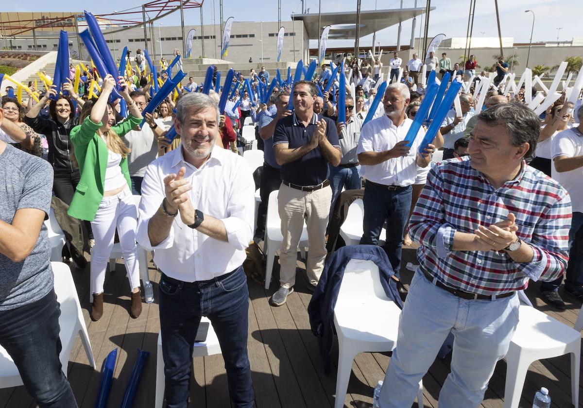 Aitor Esteban y Fernando Clavijo, en un mitin en Canarias.