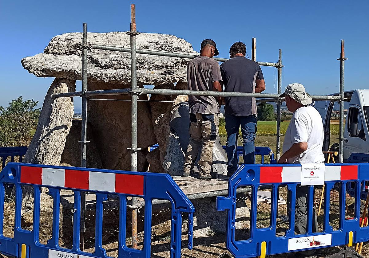 La intervención para recuperar los daños ocasionados en el dolmen concluyó el lunes pasado.