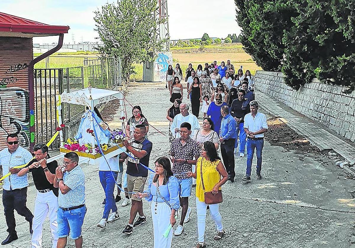 La jornada comenzó con la procesión de la imagen de la Virgen del Cisne y concluyó con la elección de la reina. Para el sábado 26 quedan las citas deportivas.