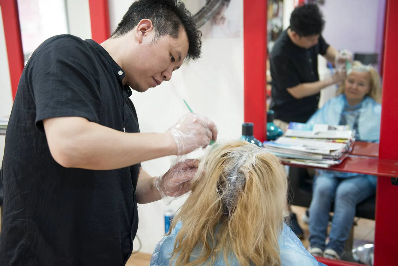 La nueva costumbre masculina: retoque cada viernes por la tarde en la  barbería, Madrid, España