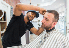 Por qué cada vez los inmigrantes abren más peluquerías