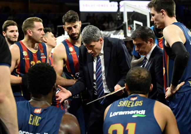 Perasovic reprende a sus jugadores ante el Anadolu Efes.