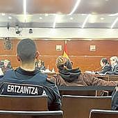 Los dos condenados, en la vista oral celebrada en enero en la Audiencia Provincial de Álava.