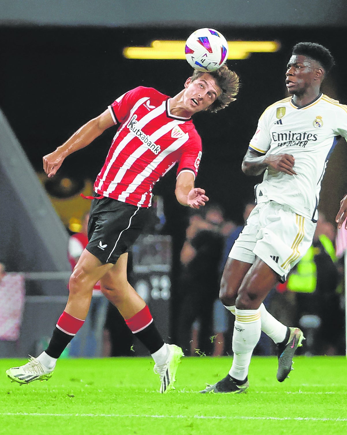 Unai Gómez intenta controlar ante Tchouameni.