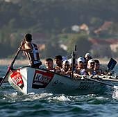 Los remeros de Zierbena celebran por todo lo alto la victoria en Boiro.