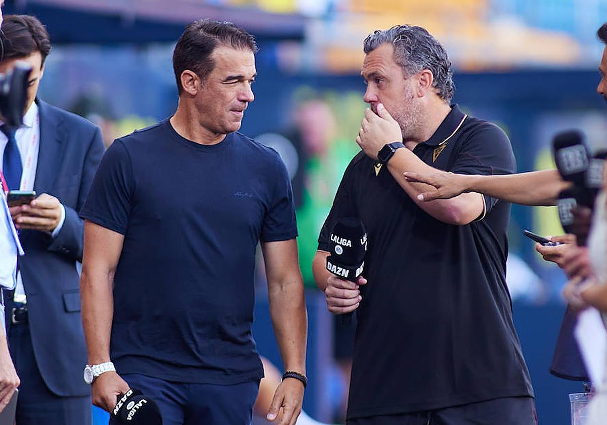 Luis García y Sergio González intercambian impresiones en la previa.