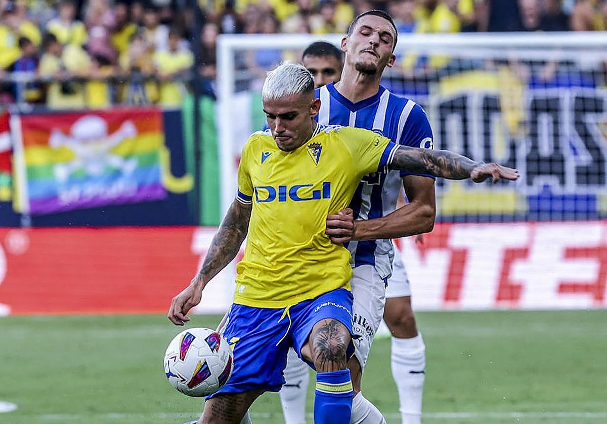 Rafa Marín, que se estrenó en Primera y como albiazul, intenta frenar al delantero gaditano Roger Martí.