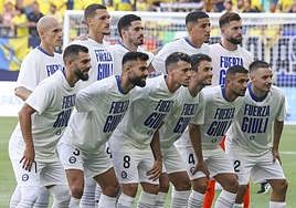 El 'once' titular posó con camisetas de aliento a Giuliano Simeone.