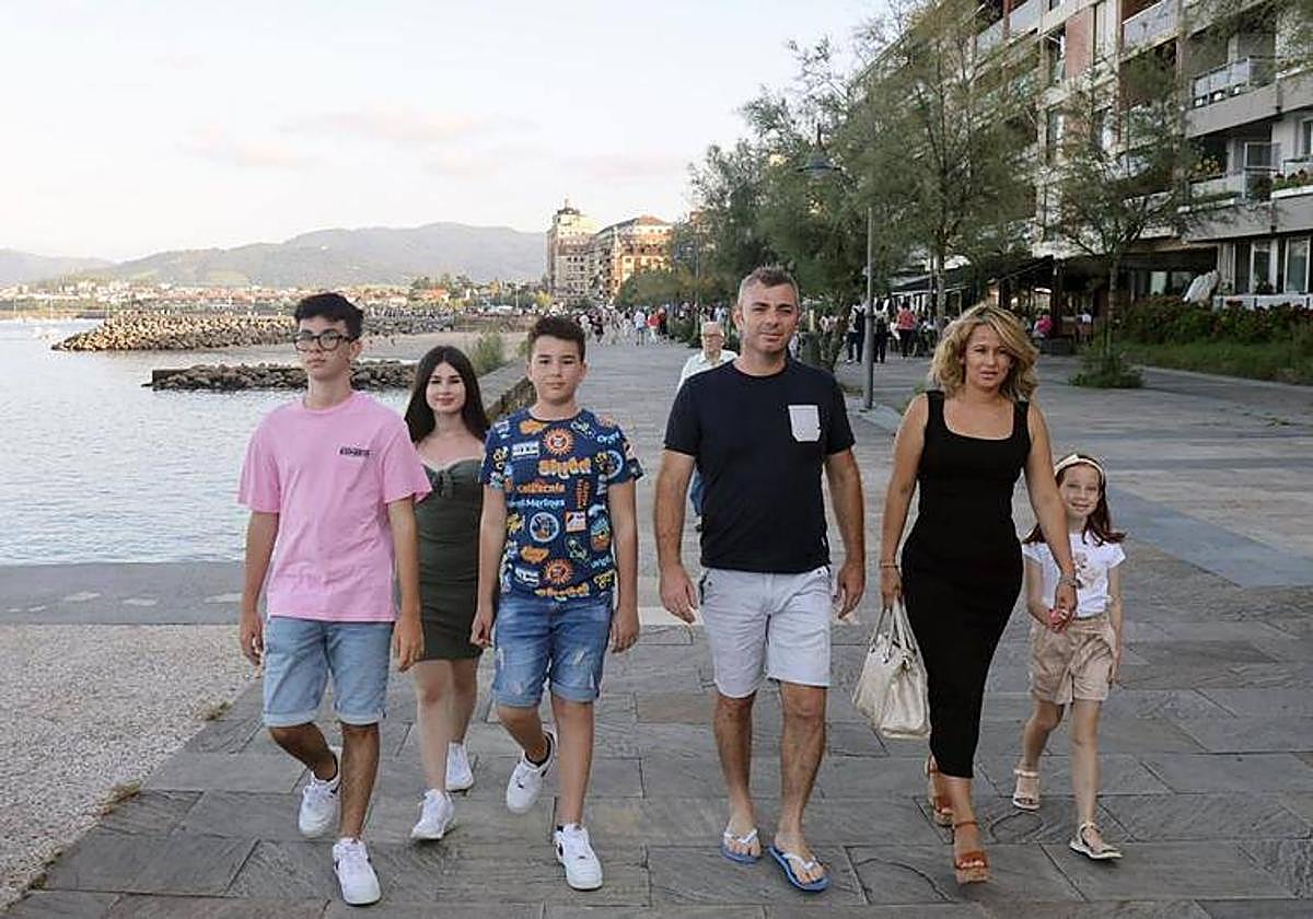 Damiano, Beatrice, Samuele,Emanuele, Verónica y Eleonora, paseando por Hondarribia.