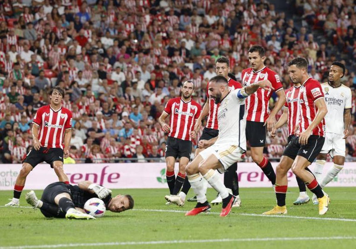 Simón detiene la pelota ante Carvajal en el partido del sábado contra el Madrid