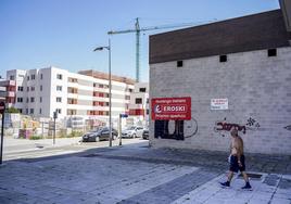 Local de Goikolarra en el cruce de las calles Maturana y Zalduondo donde se abrirá el primer súper en el centro de este barrio.