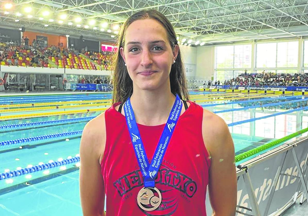 Ainhoa Gotxikoa posa con la medalla de plata.