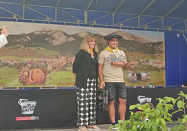 Asier Ruiz de Azúa recoge la txapela de manos de Amaia Barredo, diputada de Agricultura.