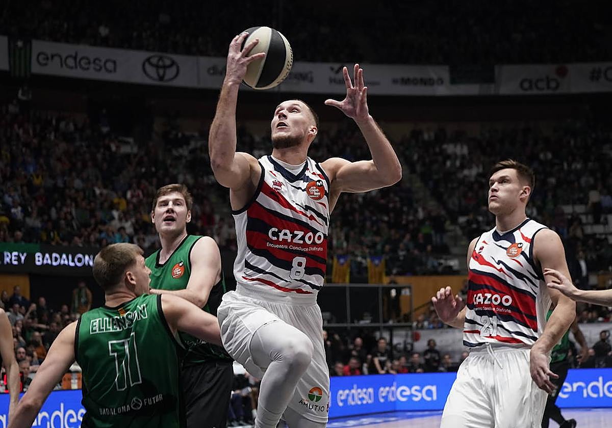 Sedekerskis entra a canasta en un partido del Baskonia ante el Joventut.