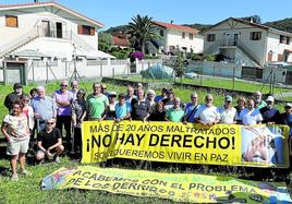 Una veintena de los afectados posa para EL CORREO en la urbanización Pueblo del Mar, en Argoños.